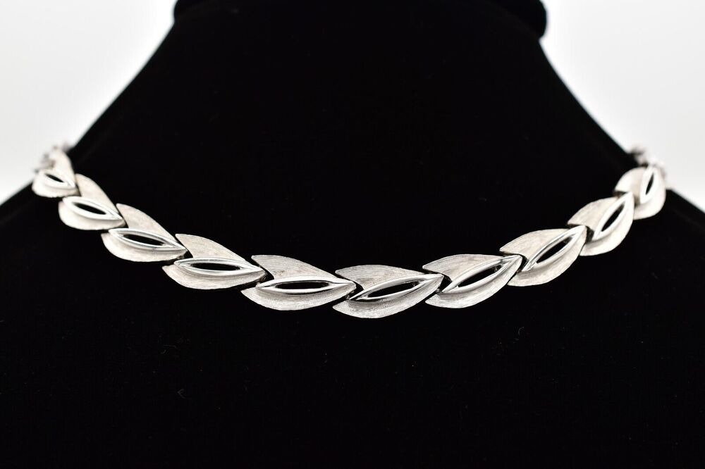 Trifari Vintage Leaf Collar Choker Necklace Brushed Silver Chunky Signed Bin2